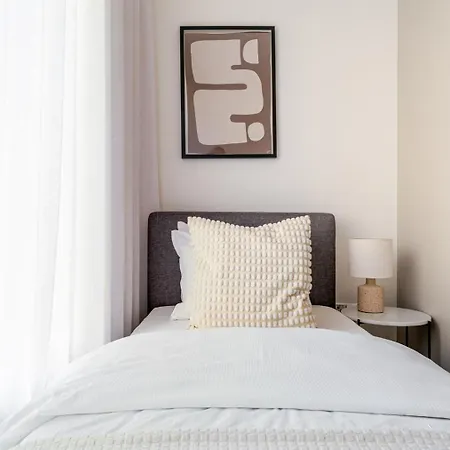 Blueground 7 Furnished Close To Offices Prg-12 *